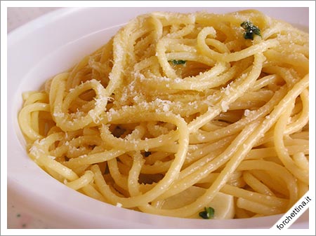 Spaghetti aglio olio e basilico