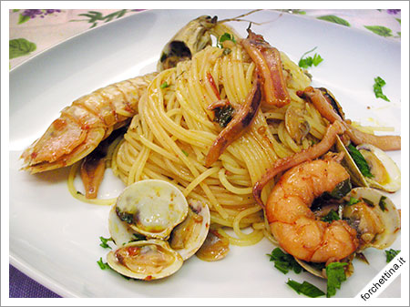 Spaghetti con calamari, pannocchie di mare e vongole
