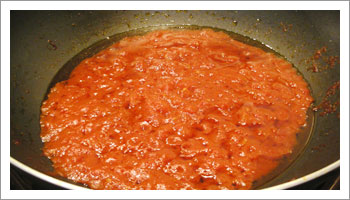 Prepara il sugo semplice con un paio di spicchi di aglio