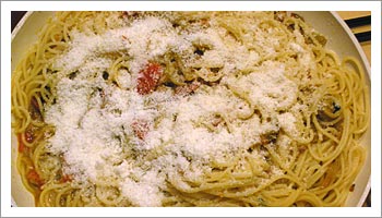Scola gli spaghetti e versali con poca della loro acqua di cottura nella 

padella con il sugo. Dopo un minuto circa, aggiungi il parmigiano grattugiato e manteca