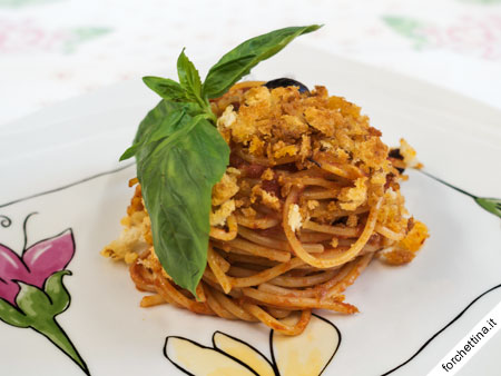 Spaghetti olive e capperi al forno