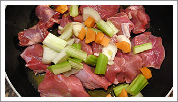 Metti in un tegame l'olio di oliva, e aggiungi lo spezzato, il sedano a pezzi, la 

carota, l'aglio, la cipolla bianca affettata, e del peperoncino.