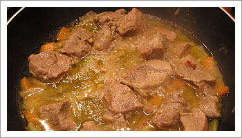 Fai rosolare il tutto per bene, e aggiungi acqua quasi a coprire la carne. Lascia cuocere per almeno mezz'ora; la carne sarà quasi tenera.