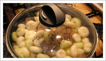 Aggiungi le cipolline, il bicchiere di vino e lascia cuocere con il coperchio. La 

carne è pronta quando il liquido sarà parzialmente assorbito!