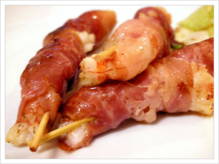 Spiedini di gamberi lardellati al prosciutto