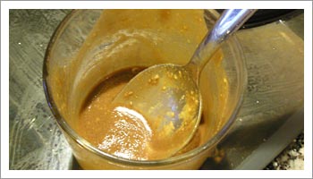 Prepara la salsa mescolando assieme gli ingredienti 

elencati in 
