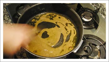 Versa a salsa nella padella con l'olio utilizzato per 

cuocere la carne. Mescola vigorosamente con attrezzo idoneo fino ad amalgamare il tutto.