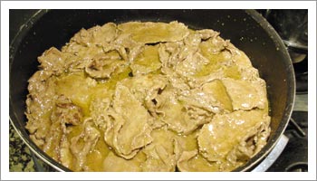 Versa la carne nella padella e continua la cottura per 

altri 5 minuti mescolando con cura.