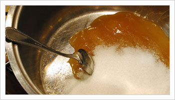 A parte in un grosso tegame fai sciogliere il miele con lo zucchero