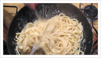 Scola la pasta e manteca nel tegame