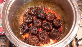 Cuoci fino a quando il liquido non si sarà ritirato e le prugne si saranno caramellate.