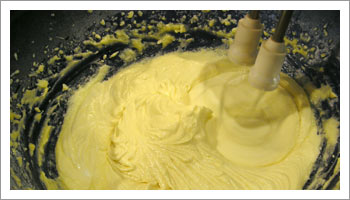 Aggiungi la farina con le uova, la bustina di vanillina e continua a mescolare con cura e fino a quando non avrai ottenuto un composto omogeneo.