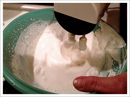 Monta la panna con le fruste fino ad ottenere un composto spumoso.