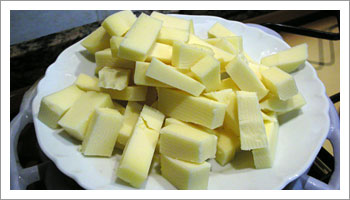 Riduci il formaggio fontina a tocchetti