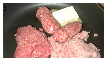 Metti in un tegame l'olio, il burro, la carne, la mortadella, la salsiccia spellata ed il prosciutto