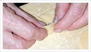 Mettete del ripieno su di ogni ritaglio