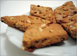 Biscotti con pinoli e uvetta