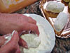 Forma i biscotti tagliando con un coltello