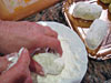 Forma i biscotti tagliando con un coltello