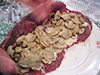 Riempi la carne con i funghi appena preparati