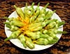 Pulisci i fiori e disponili su di un piatto