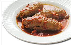 Meat bundles with tomato sauce