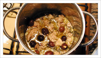  When the garlic clove starts to brown add the tuna, the anchovy, the olives and the capers.