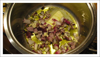 Nel frattempo, trita la cipolla, l'aglio e riduci a cubetti la pancetta; versa tutto in una pentola 

con dell'olio di oliva e metà del burro indicato