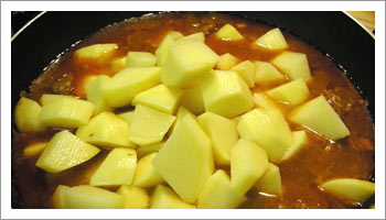 A venti minuti circa dal termine di cottura dello spezzatino, aggiungi le patate allo spezzatino.