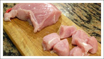 Taglia la carne in bocconcini di 3/4 centimetri di lato.